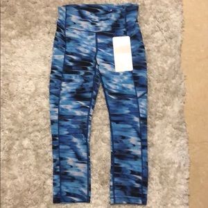 Cropped lululemon leggings size 4, never worn.
